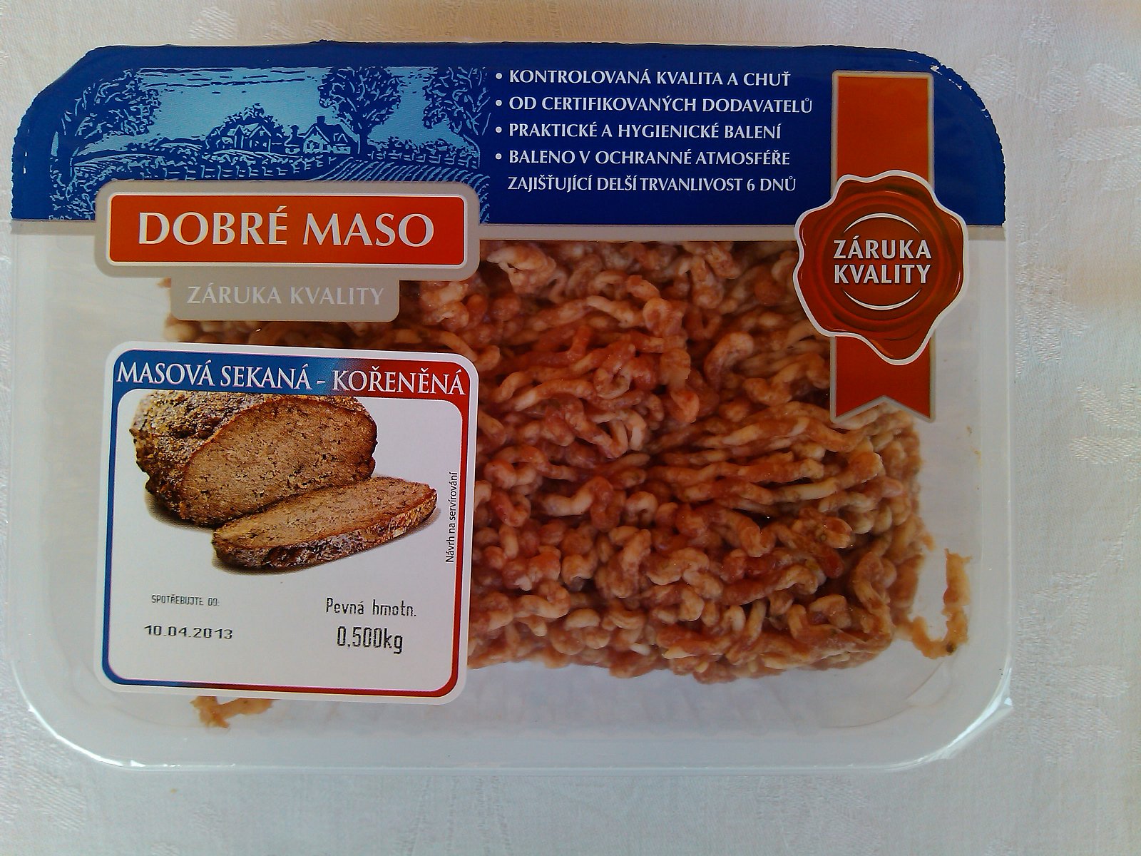 Masová sekaná kořeněná, polotovar: 85 %	masa, 0,5 kg za 69,90 Kč, 139,80 Kč/kg výrobku. Výrobce: Masokombinát Plzeň. Ve složení: vepřové sádlo, antioxidanty, koření, stabilizátory, dextróza, regulátor kyselosti, sůl
