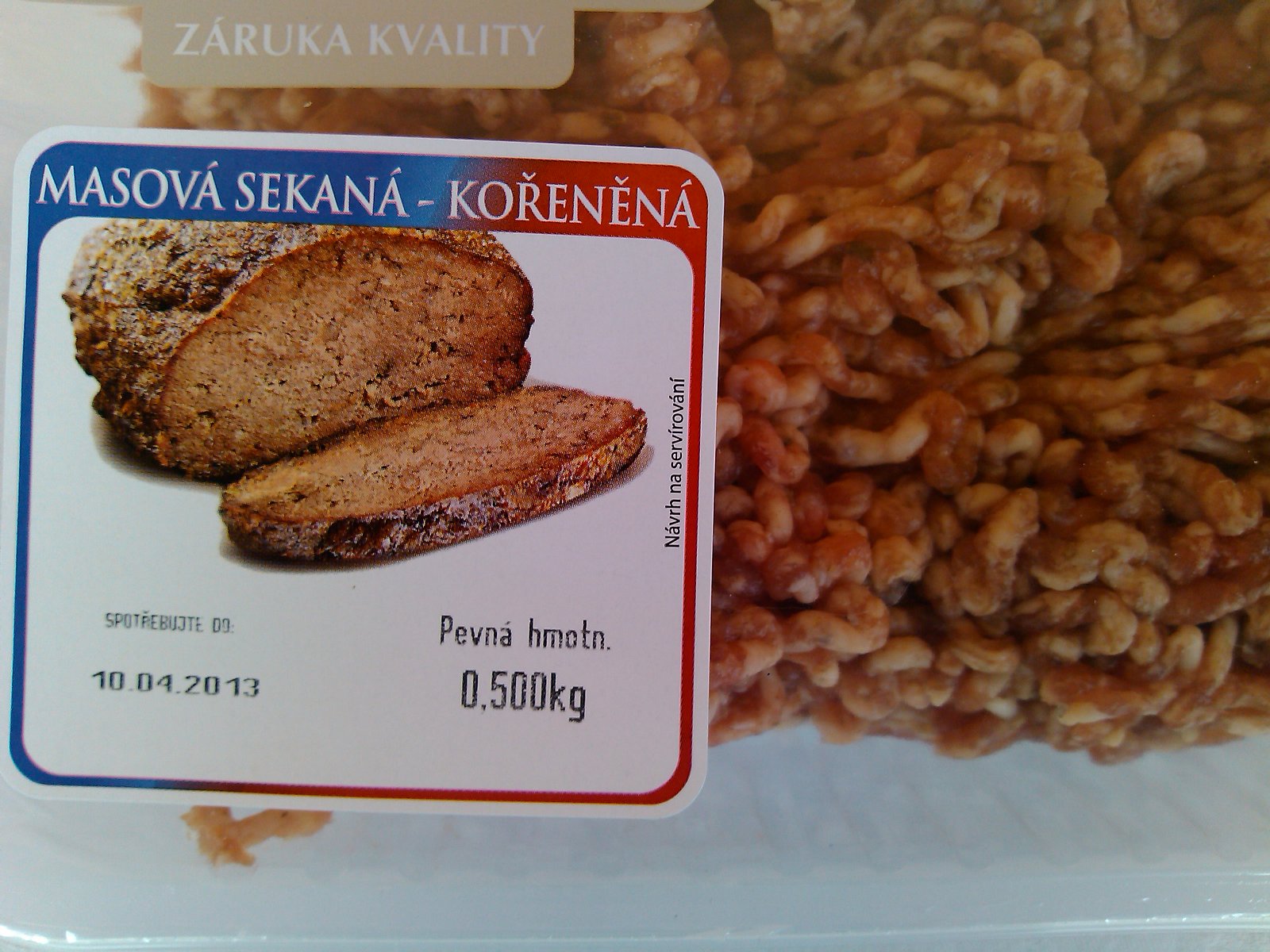 Masová sekaná kořeněná, polotovar: 85 %	masa, 0,5 kg za 69,90 Kč, 139,80 Kč/kg výrobku. Výrobce: Masokombinát Plzeň. Ve složení: vepřové sádlo, antioxidanty, koření, stabilizátory, dextróza, regulátor kyselosti, sůl

