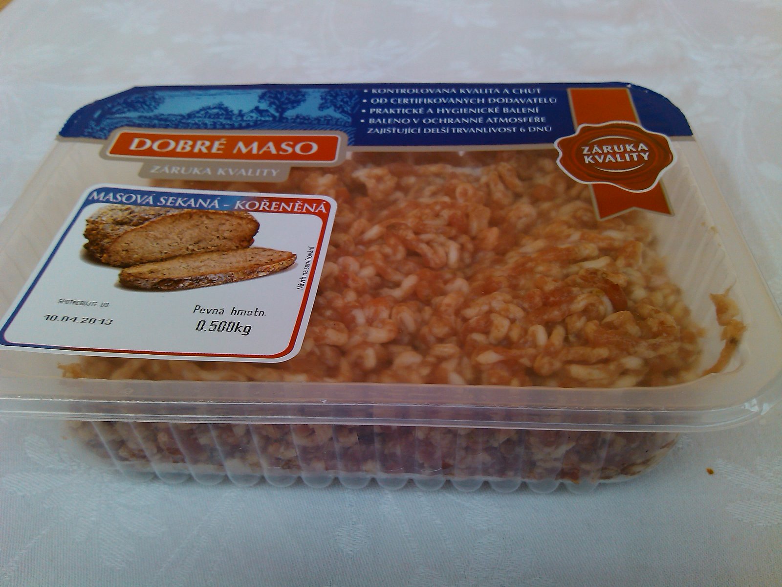 Masová sekaná kořeněná, polotovar: 85 %	masa, 0,5 kg za 69,90 Kč, 139,80 Kč/kg výrobku. Výrobce: Masokombinát Plzeň. Ve složení: vepřové sádlo, antioxidanty, koření, stabilizátory, dextróza, regulátor kyselosti, sůl
