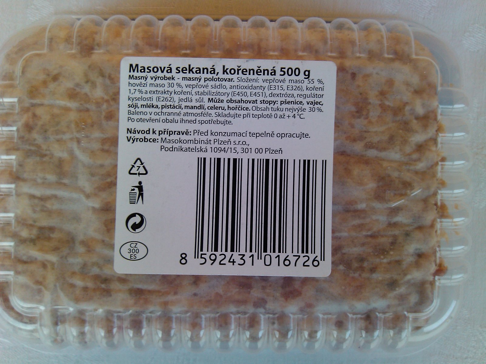 Masová sekaná kořeněná, polotovar: 85 %	masa, 0,5 kg za 69,90 Kč, 139,80 Kč/kg výrobku. Výrobce: Masokombinát Plzeň. Ve složení: vepřové sádlo, antioxidanty, koření, stabilizátory, dextróza, regulátor kyselosti, sůl
