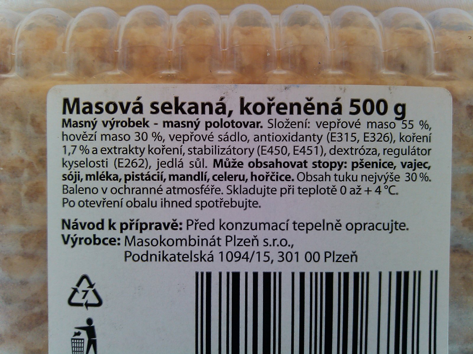 Masová sekaná kořeněná, polotovar: 85 %	masa, 0,5 kg za 69,90 Kč, 139,80 Kč/kg výrobku. Výrobce: Masokombinát Plzeň. Ve složení: vepřové sádlo, antioxidanty, koření, stabilizátory, dextróza, regulátor kyselosti, sůl
