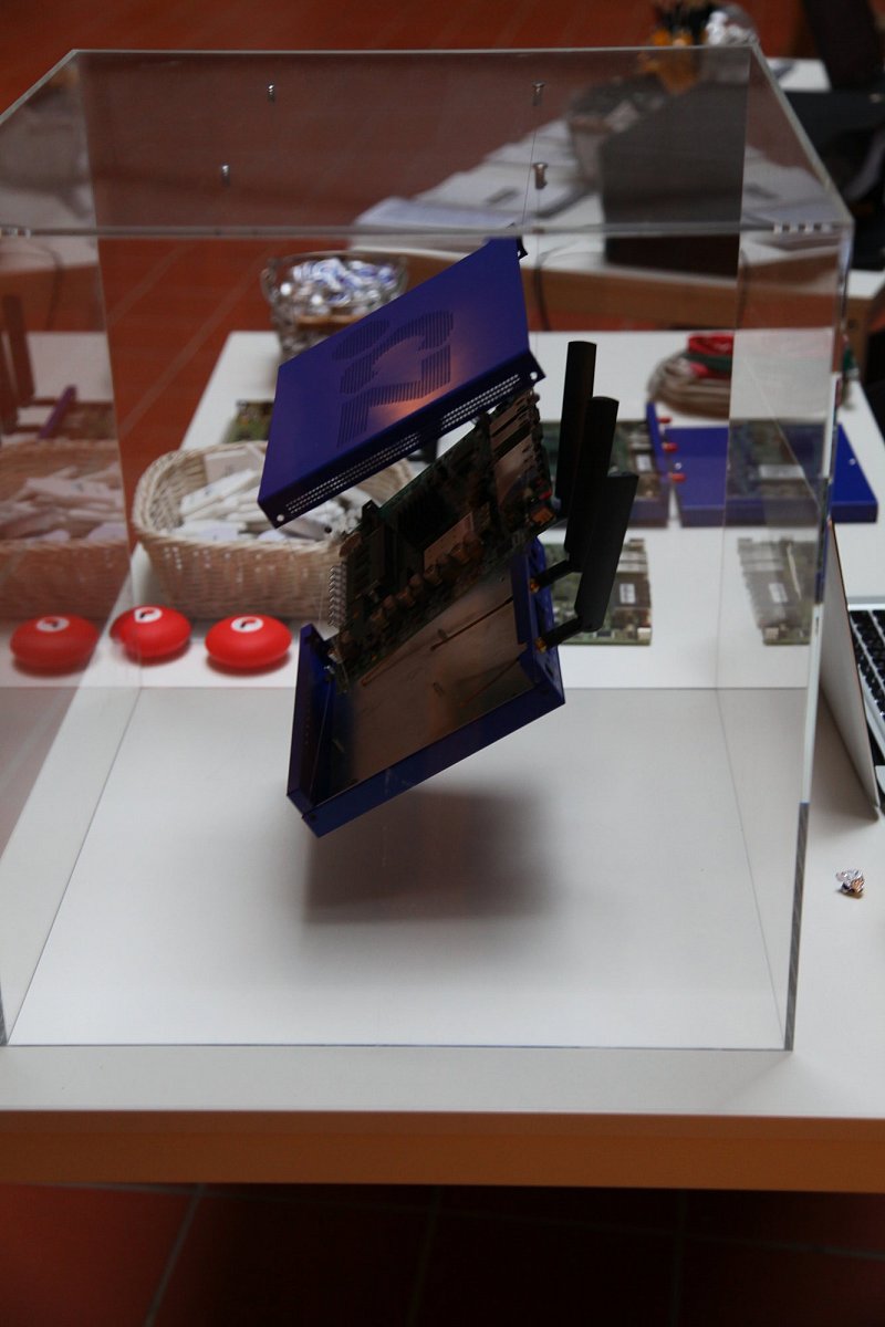 Původní Turris na stánku na LinuxDays.