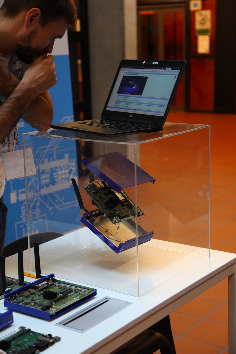 Původní Turris na stánku na LinuxDays.