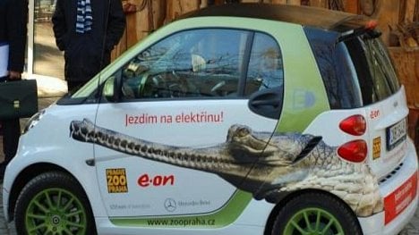 Náhledový obrázek - E.ON a Mercedes-Benz předali pražské zoo elektromobil