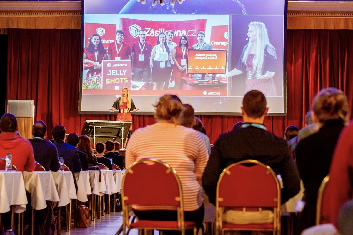 Na pódiu Simona Kijonková ze Zásilkovny.