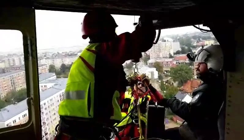 Doplňování paliva z vrtulníku.