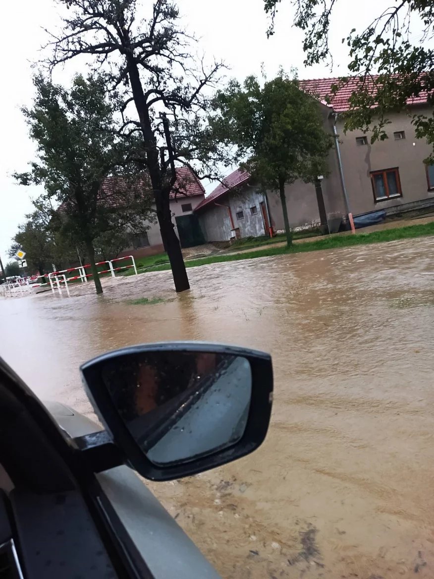 Technici projíždějí zaplaveným Zlínem, konkrétně částí Louky.