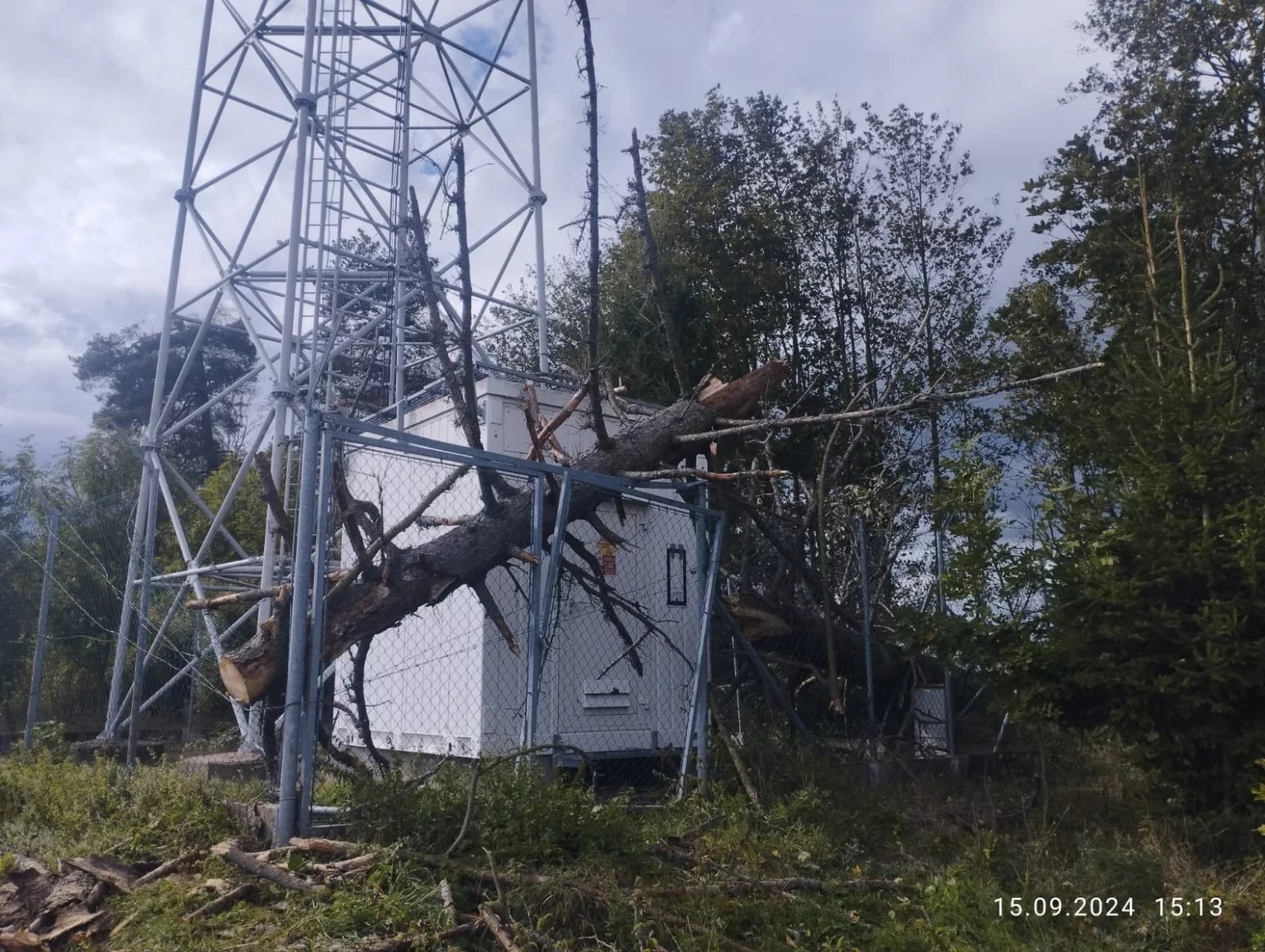 Padající stromy poškozovaly i infrastrukturu mobilních operátorů.