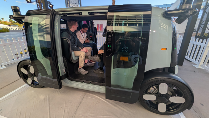 Nasedl jsem to samořiditelného taxi bez volantu a předku či zadku. Je klaustrofobní a začíná jezdit v ulicích