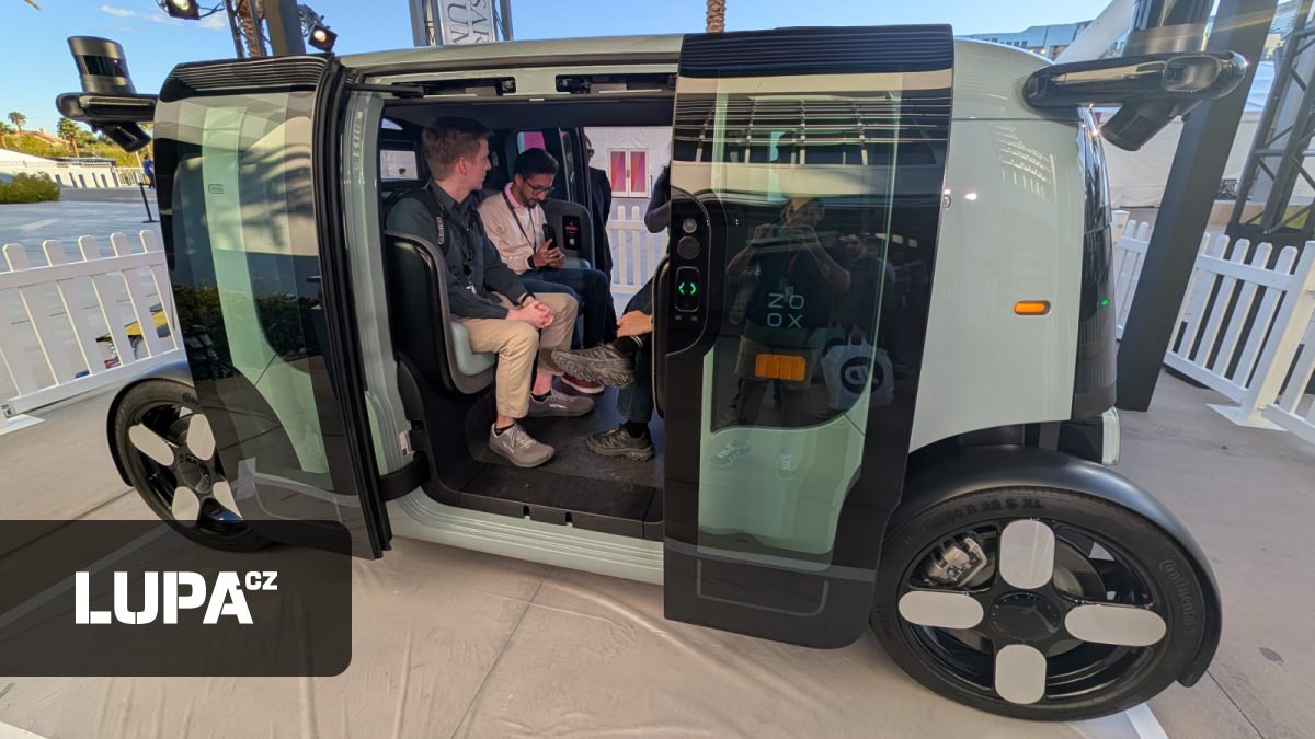 Nasedl jsem do samořiditelného taxi bez volantu a předku či zadku. Je klaustrofobní a začíná jezdit v ulicích