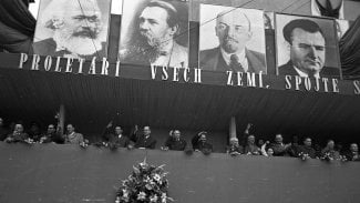 Tribuna na Václavském náměstí během oslav 1. máje v roce 1956.