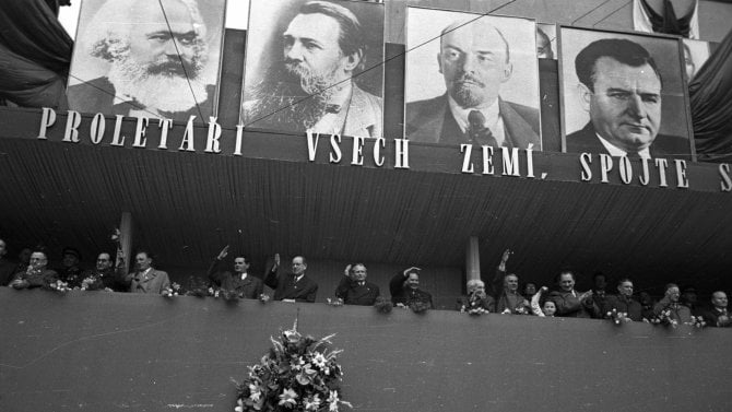 Tribuna na Václavském náměstí během oslav 1. máje v roce 1956.