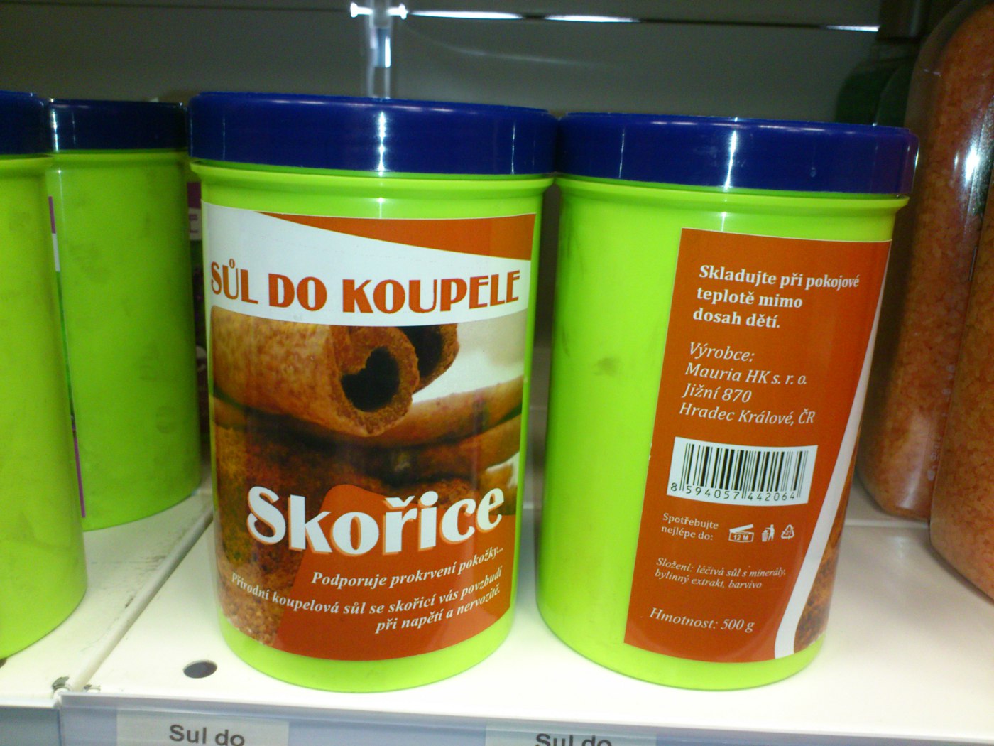 Společnost MAURIA uvedená na etiketě odmítá jakoukoli spojitost s těmito kosmetickými přípravky, skutečný výrobce je neznámý.