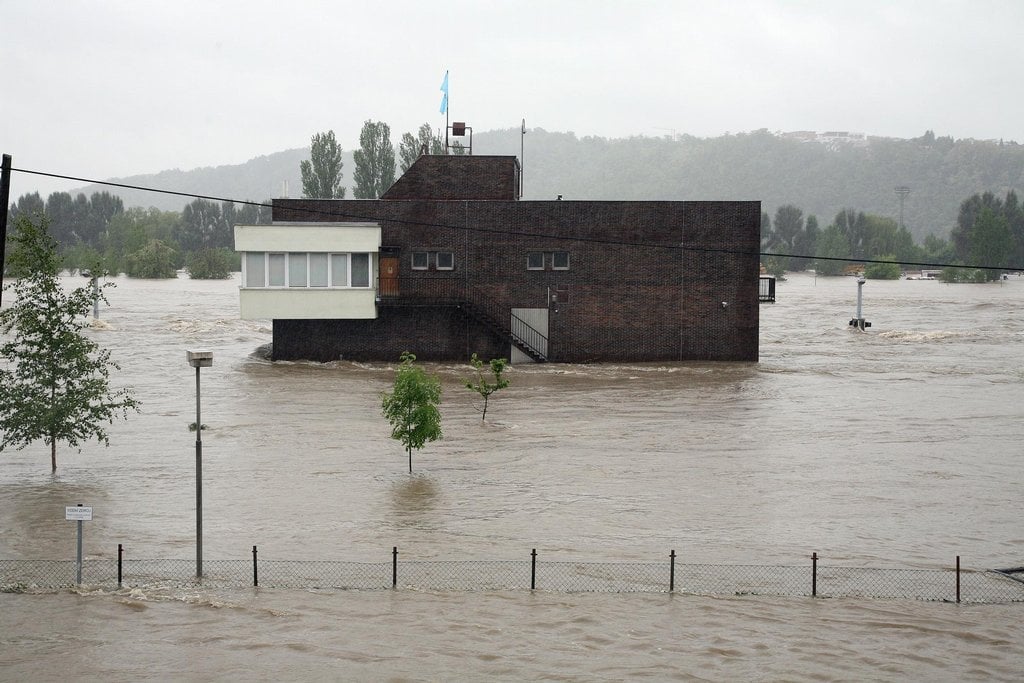 2018-01-povodnc49b-v-c48dechc3a1ch-voda-stc3a1le-stoupc3a1-15.jp