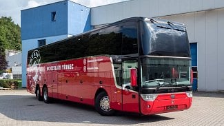 Náhledový obrázek - Třinecké hokejisty vozí unikátní autobus