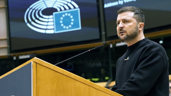 Většina Čechů a Slováků AI nepoužívá. Sílí u nich obavy z dezinformací a podvodů