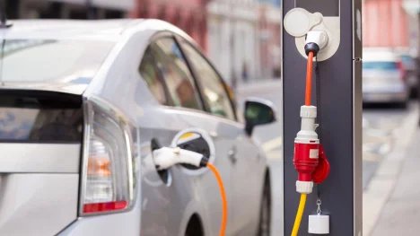Ministerstvo dopravy couvlo: Elektromobily budou mít dálnice zdarma, hybridům zůstanou slevy