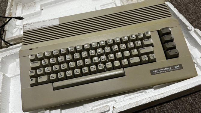 Jak se dá zrenovovat třicet let starý počítač, který ležel ve stodole? Příběh Commodore 64, který téměř skončil na skládce