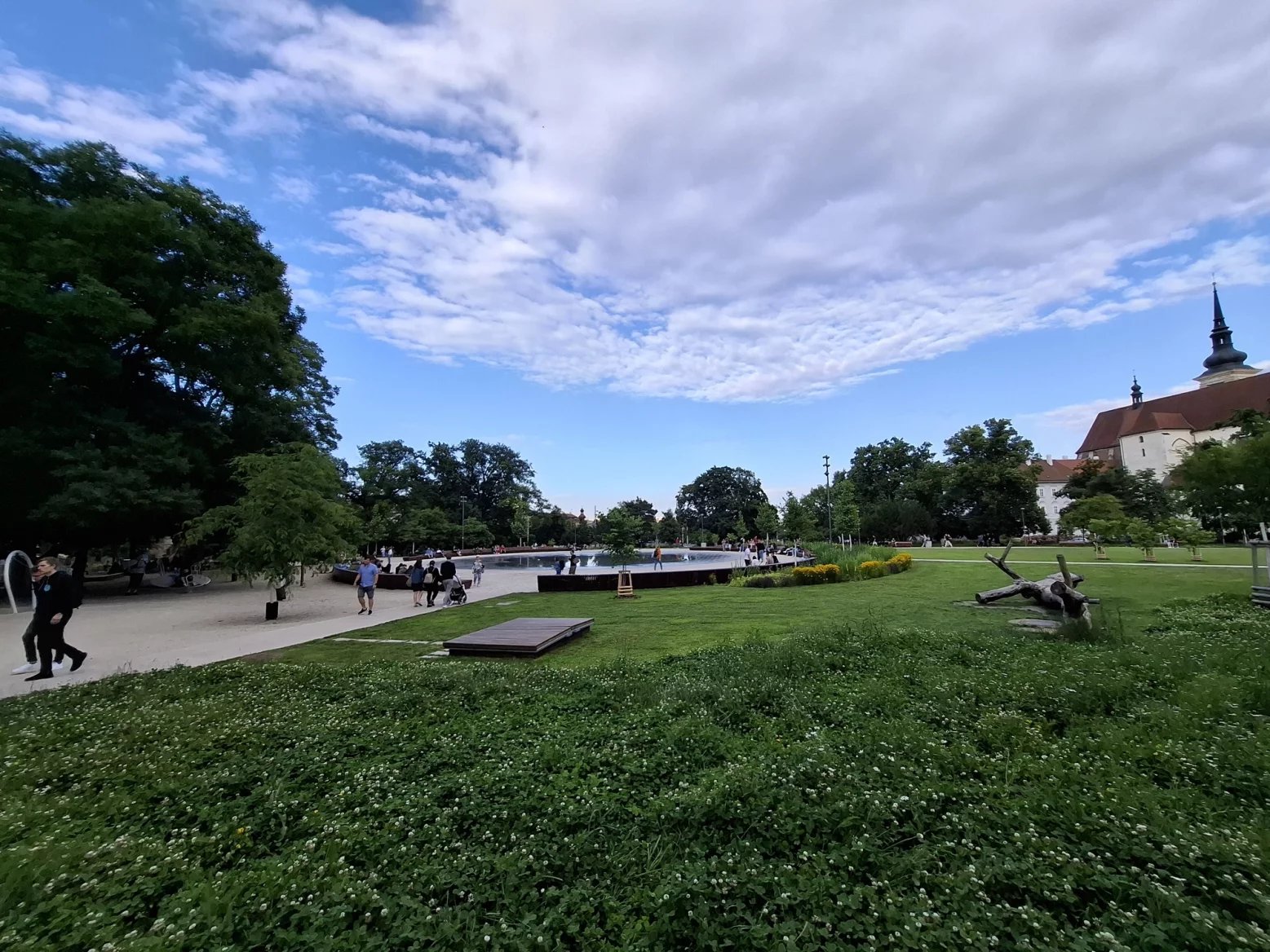 Ultraširokoúhlý 12Mpx fotoaparát