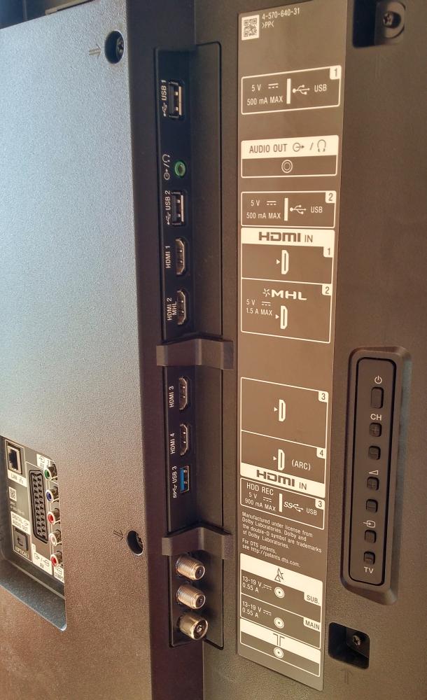 Rozhraní jsou na boku a vzadu, mechanika PCMCIA (CI+) nahoře.