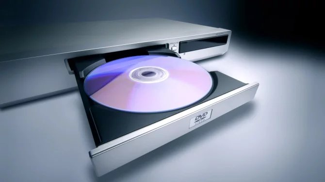 CD vložené v mechanice