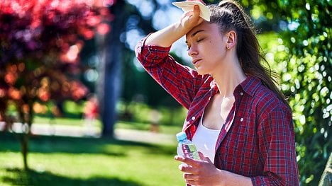 Co radši nejíst, kolik toho vypít, jak přesně nastavit klimatizaci, abyste přežili vedra