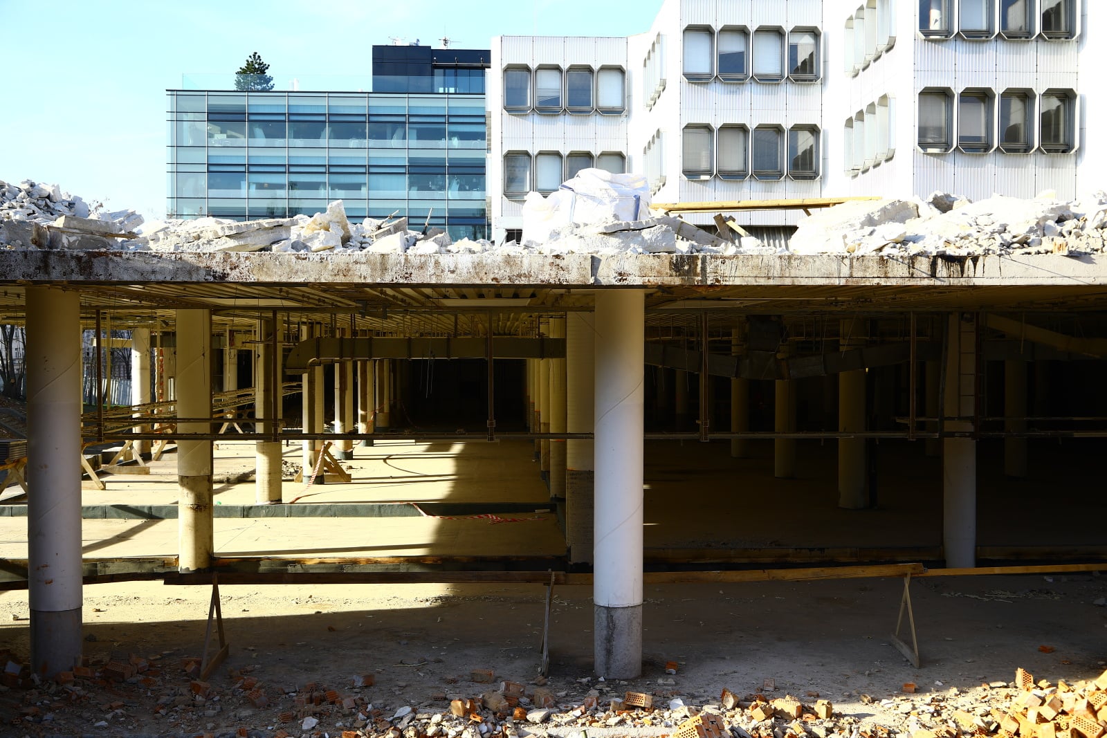 Dejvická ústředna jde pomalu k zemi