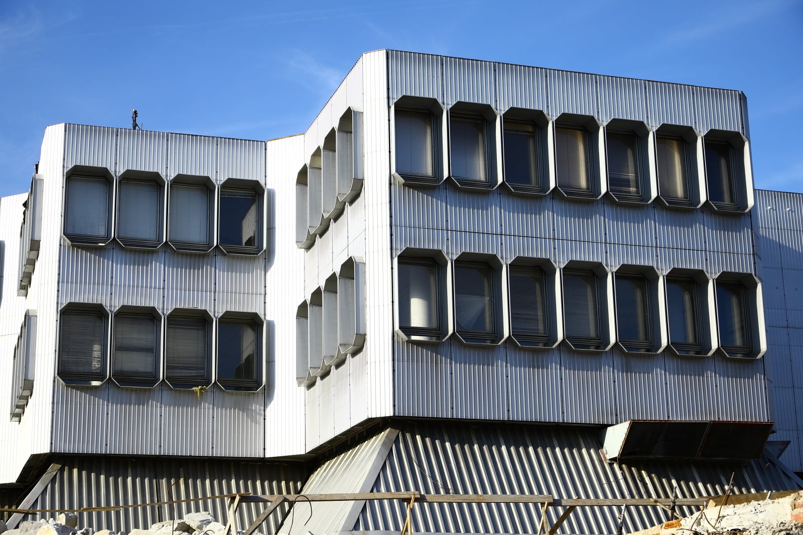 Dejvická ústředna jde pomalu k zemi