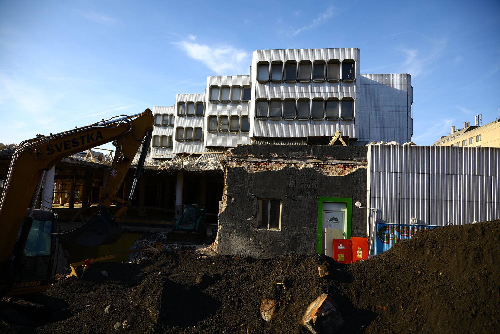 Dejvická ústředna jde pomalu k zemi