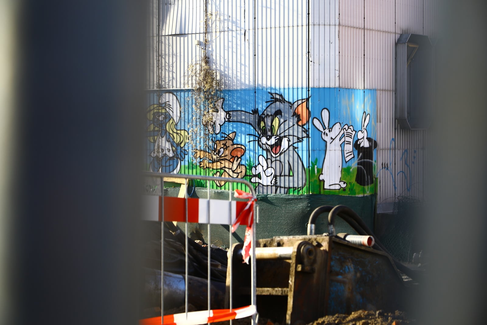 Dejvická ústředna jde pomalu k zemi