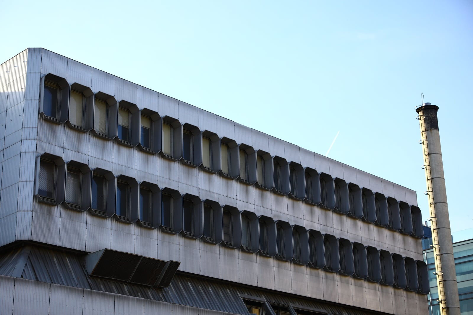 Dejvická ústředna jde pomalu k zemi