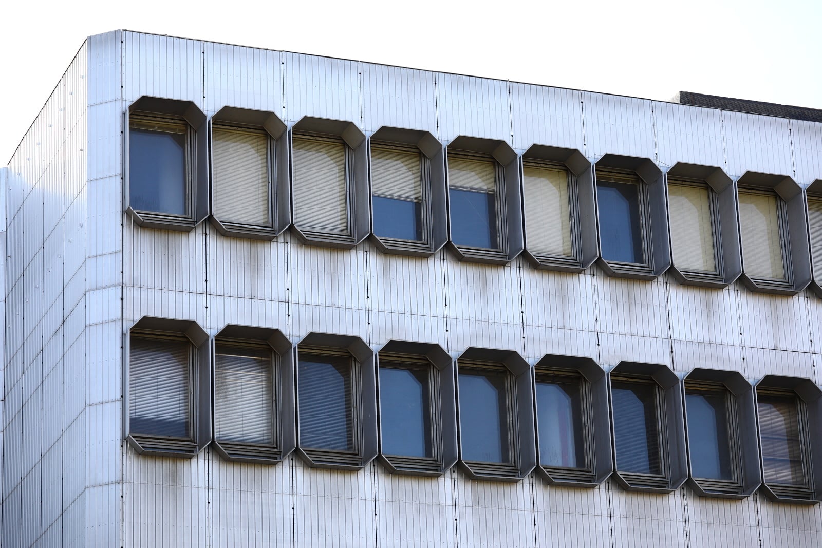 Dejvická ústředna jde pomalu k zemi