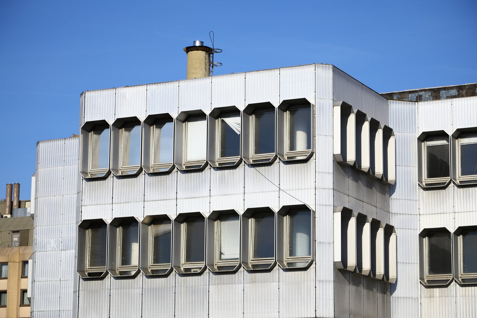 Dejvická ústředna jde pomalu k zemi