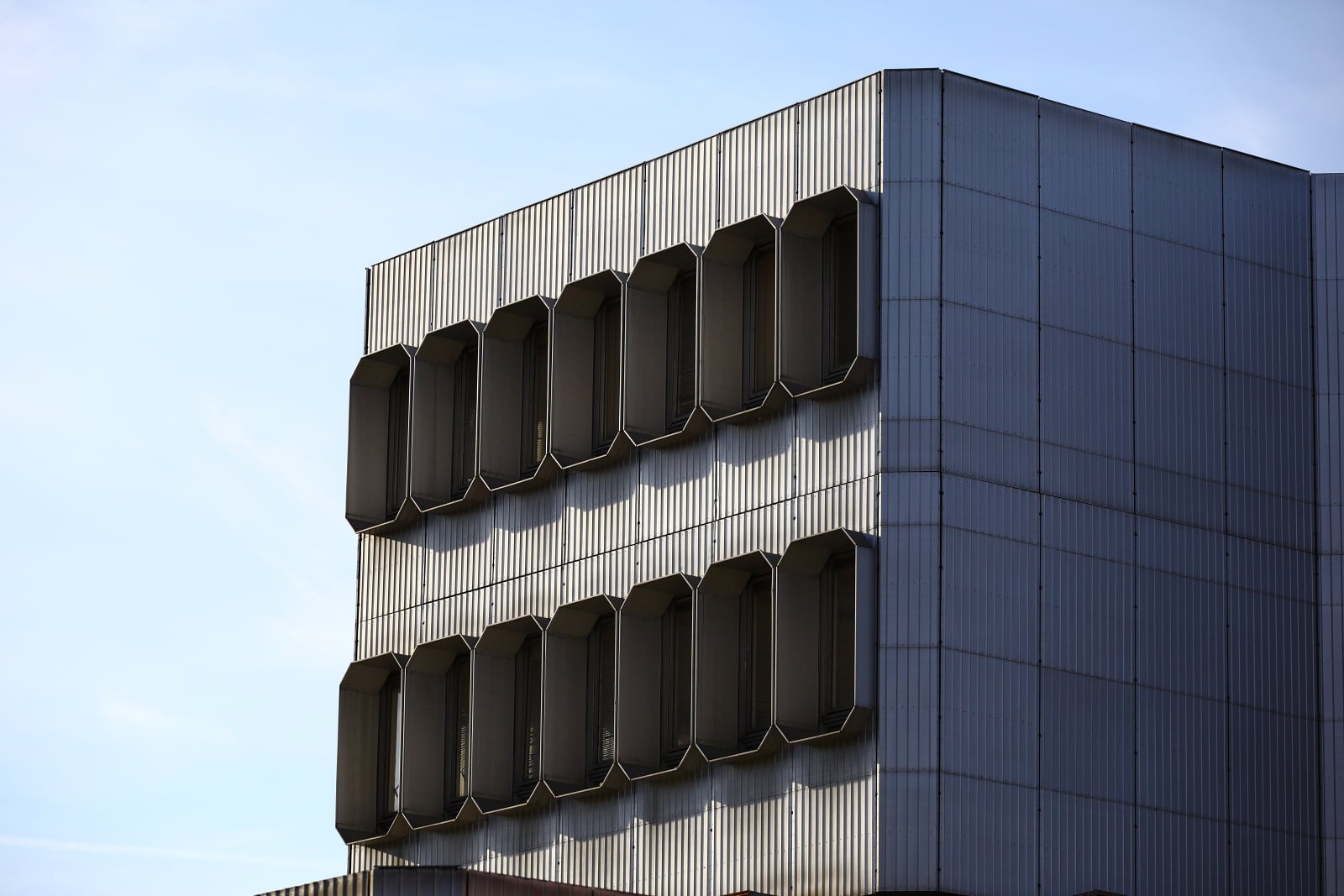 Dejvická ústředna jde pomalu k zemi