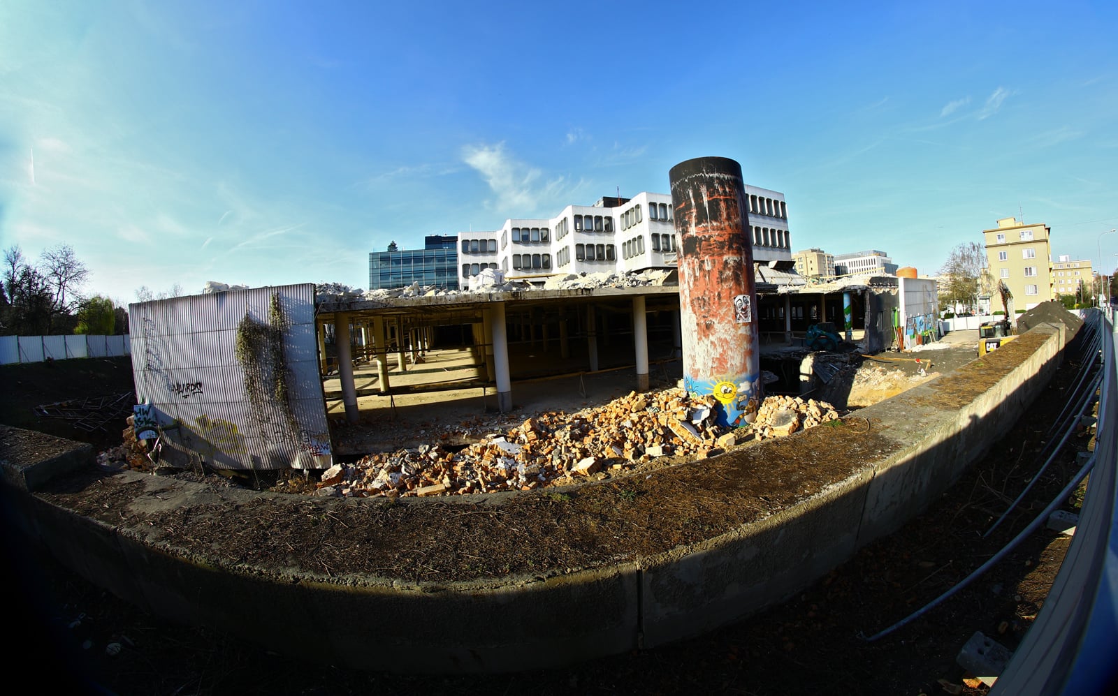 Dejvická ústředna jde pomalu k zemi