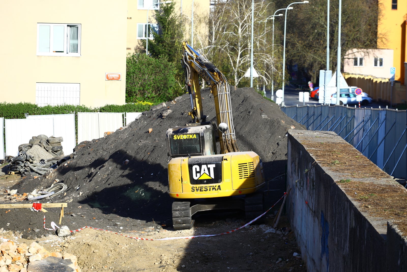 Dejvická ústředna jde pomalu k zemi