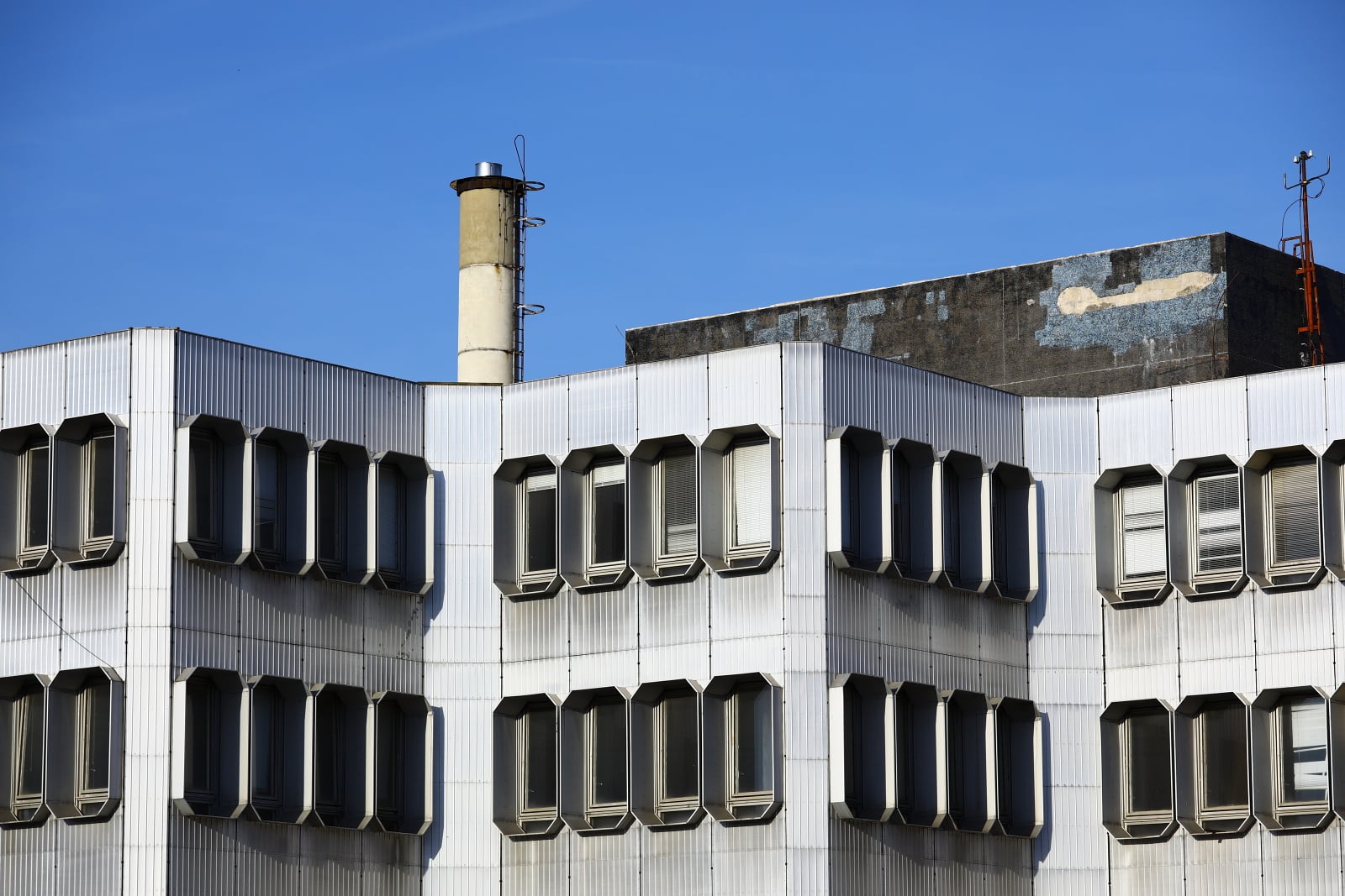 Dejvická ústředna jde pomalu k zemi