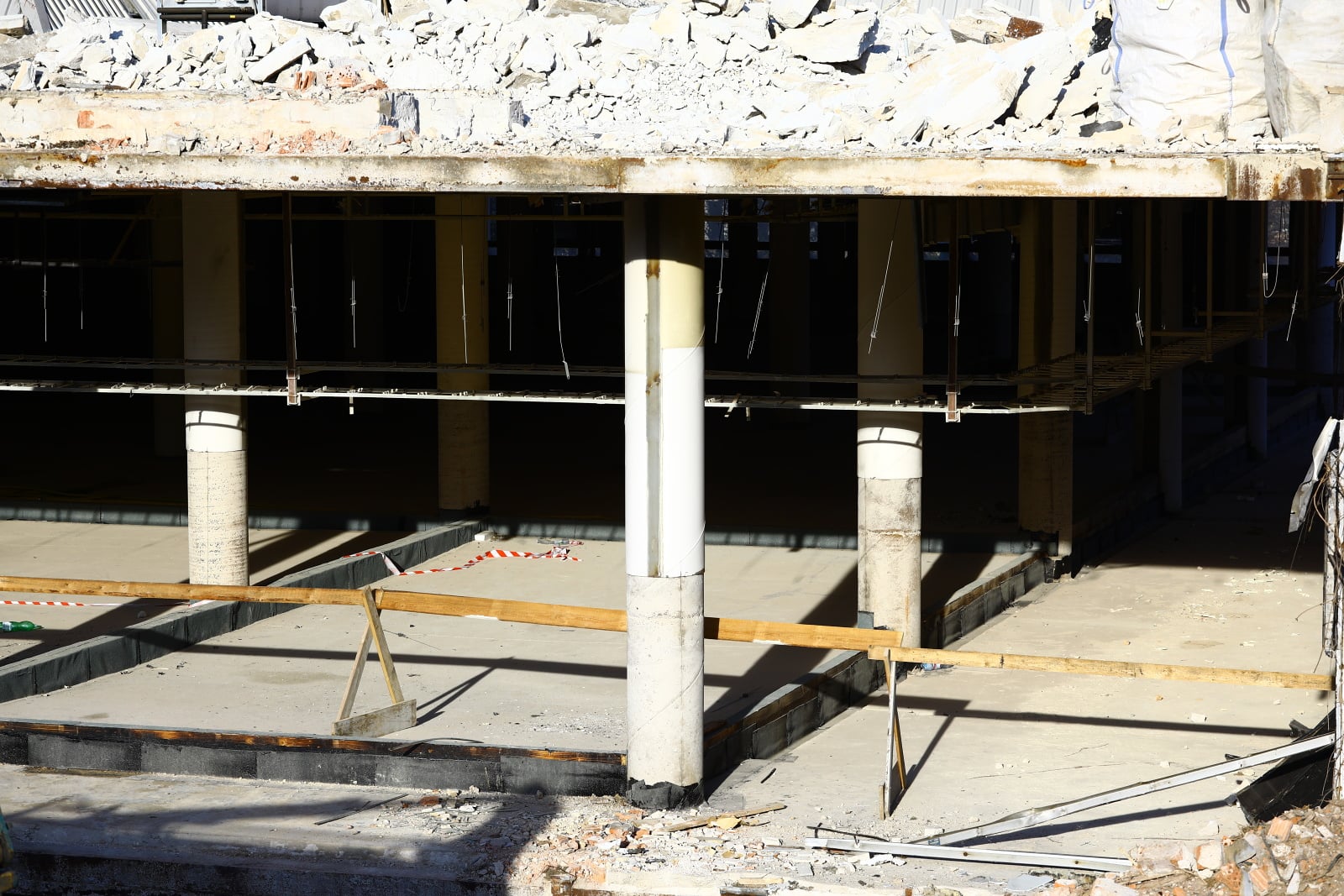 Dejvická ústředna jde pomalu k zemi