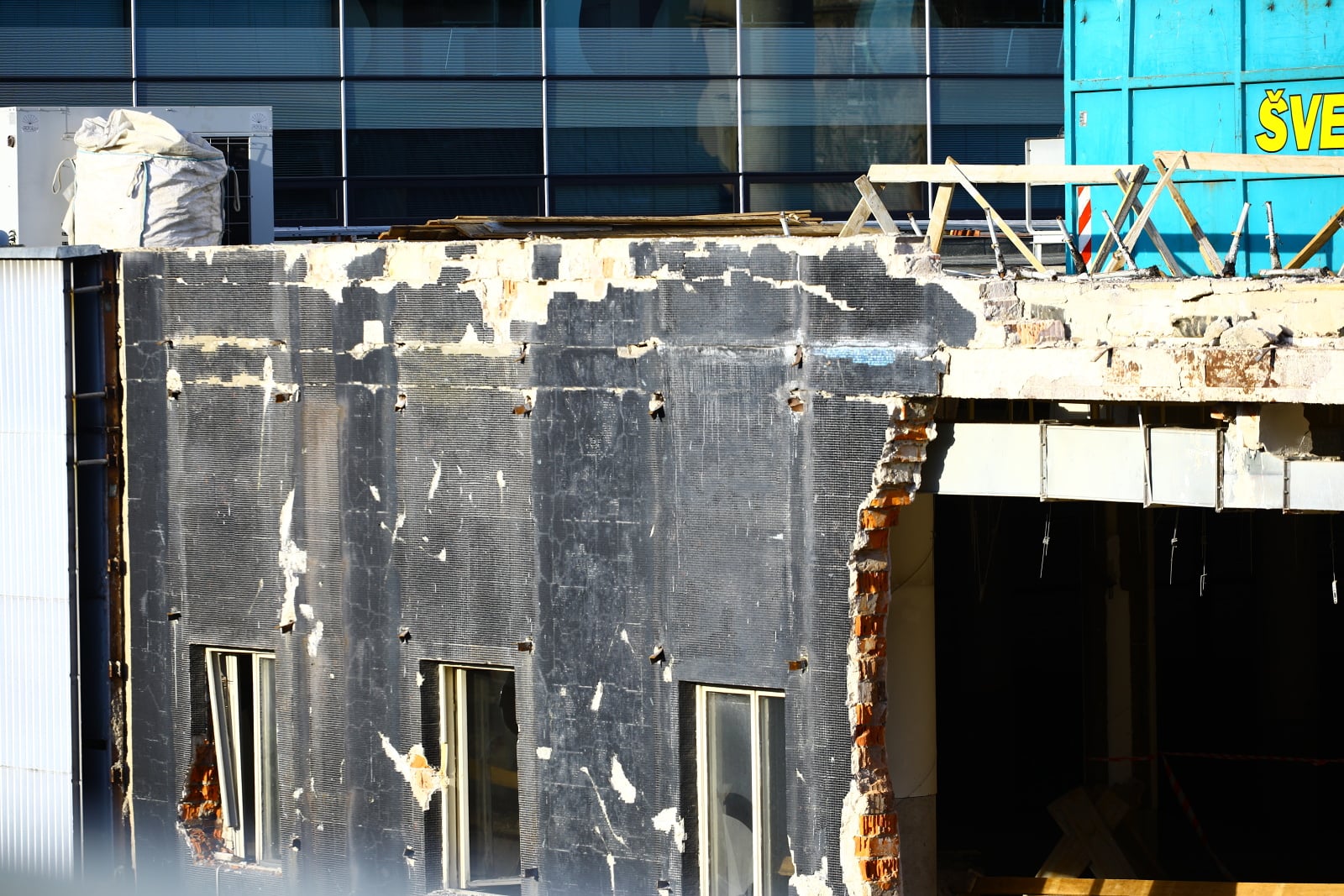 Dejvická ústředna jde pomalu k zemi