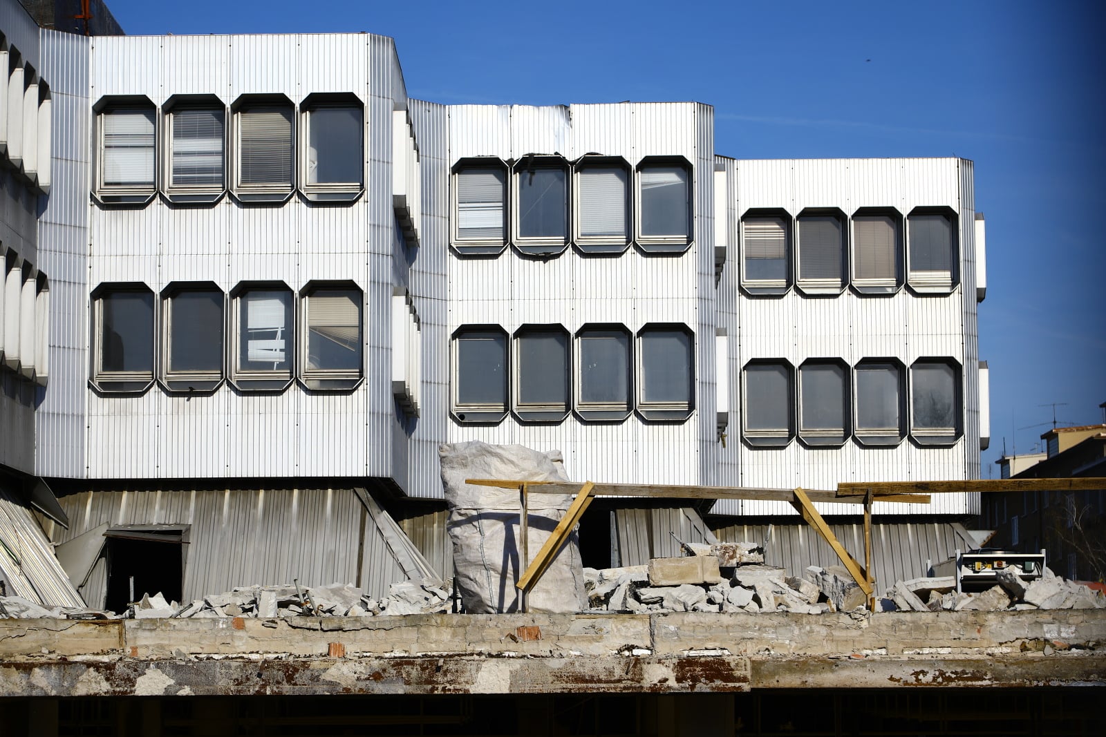 Dejvická ústředna jde pomalu k zemi