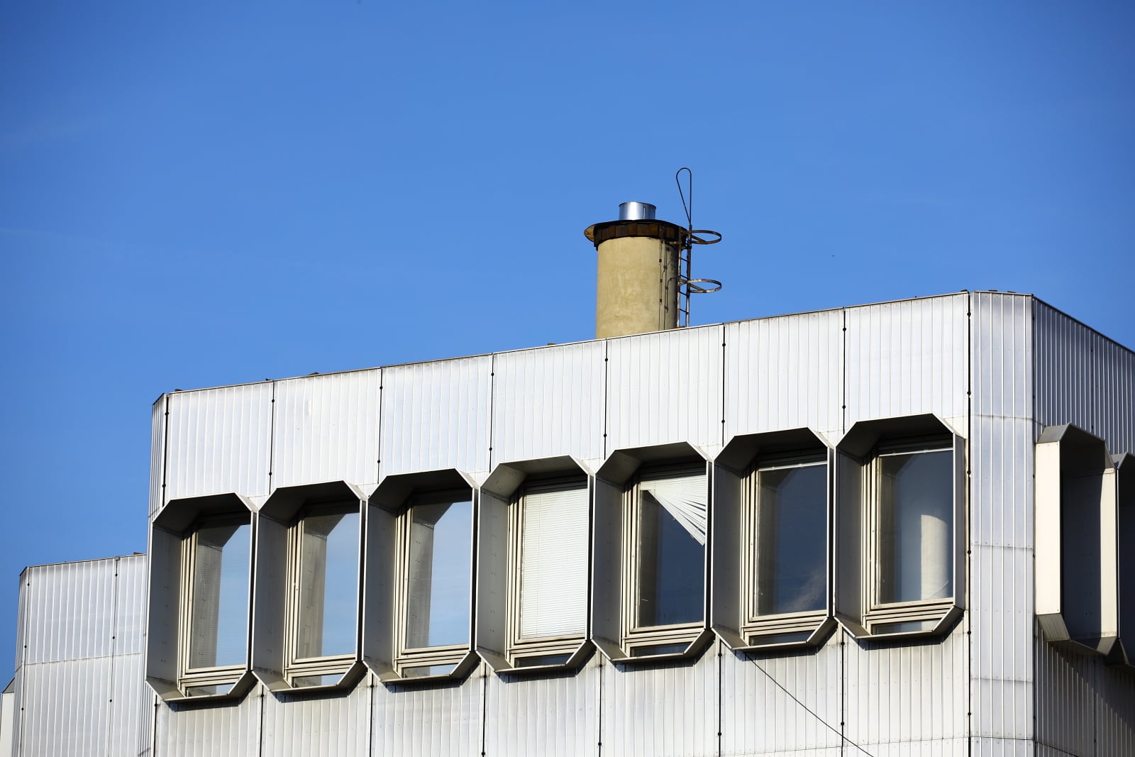 Dejvická ústředna jde pomalu k zemi