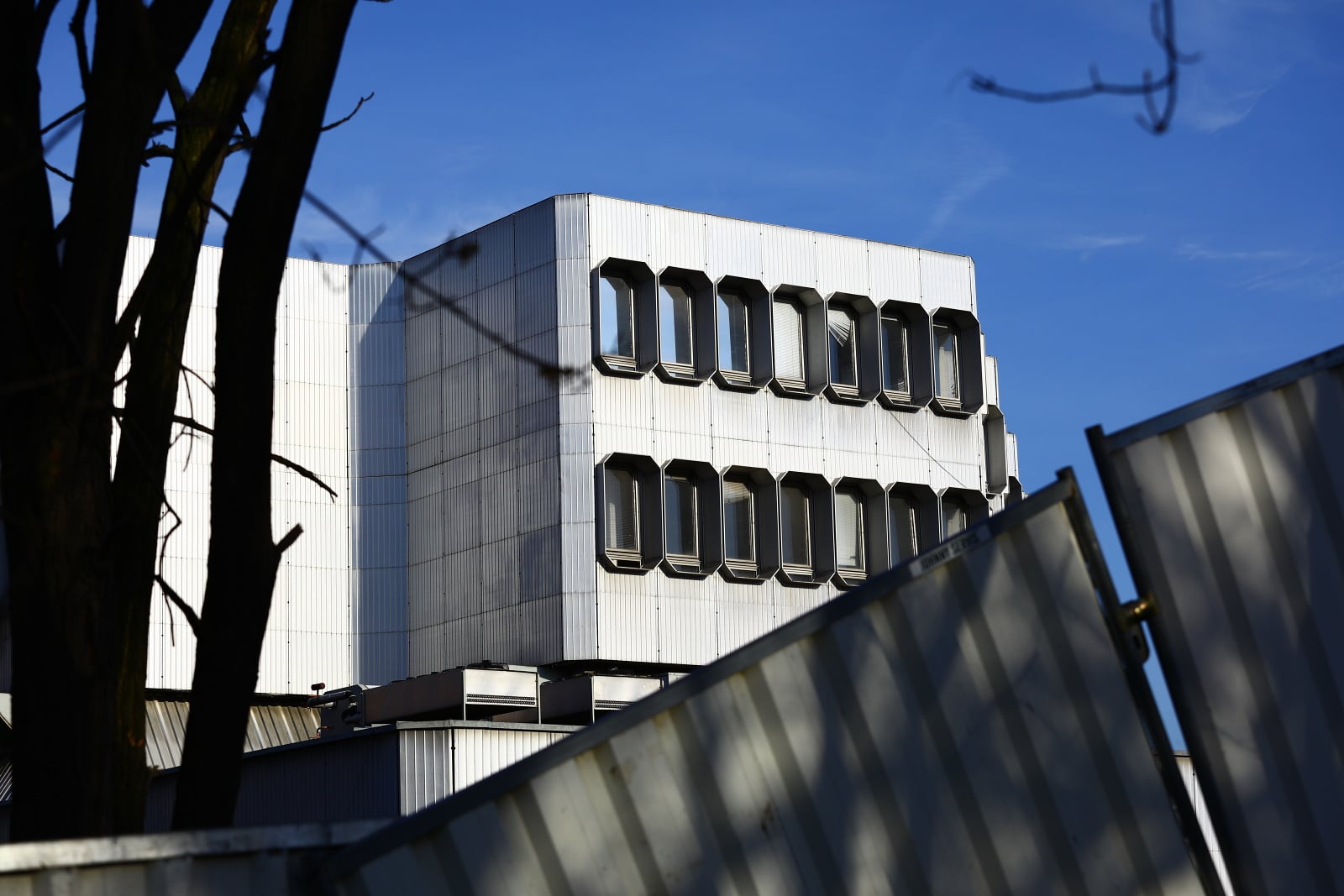 Dejvická ústředna jde pomalu k zemi