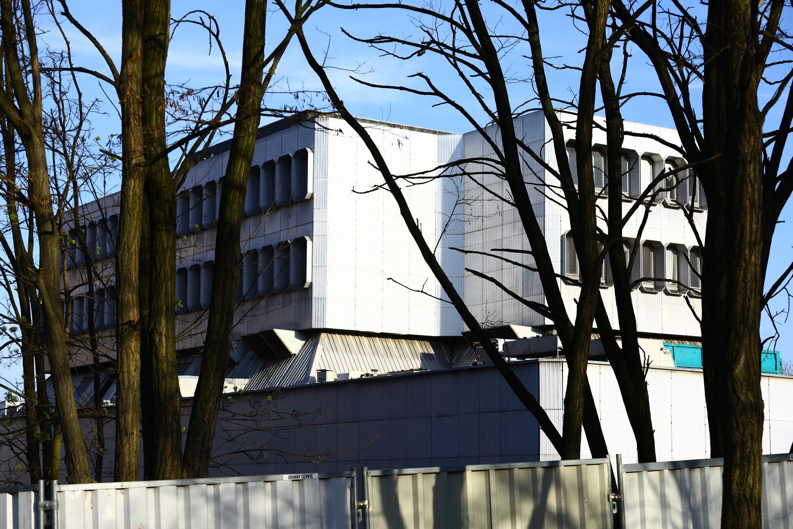 Dejvická ústředna jde pomalu k zemi