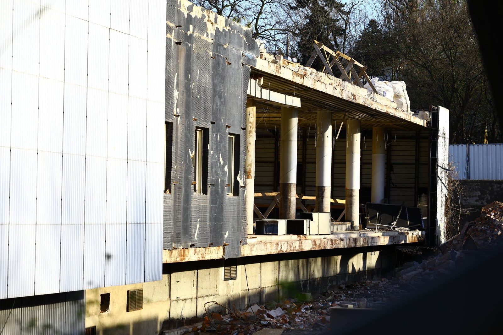 Dejvická ústředna jde pomalu k zemi