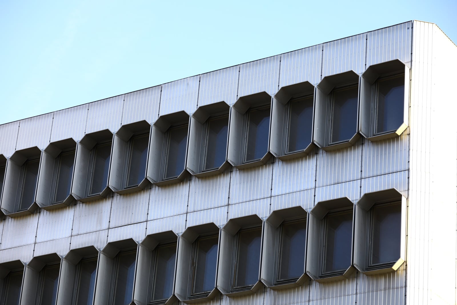 Dejvická ústředna jde pomalu k zemi