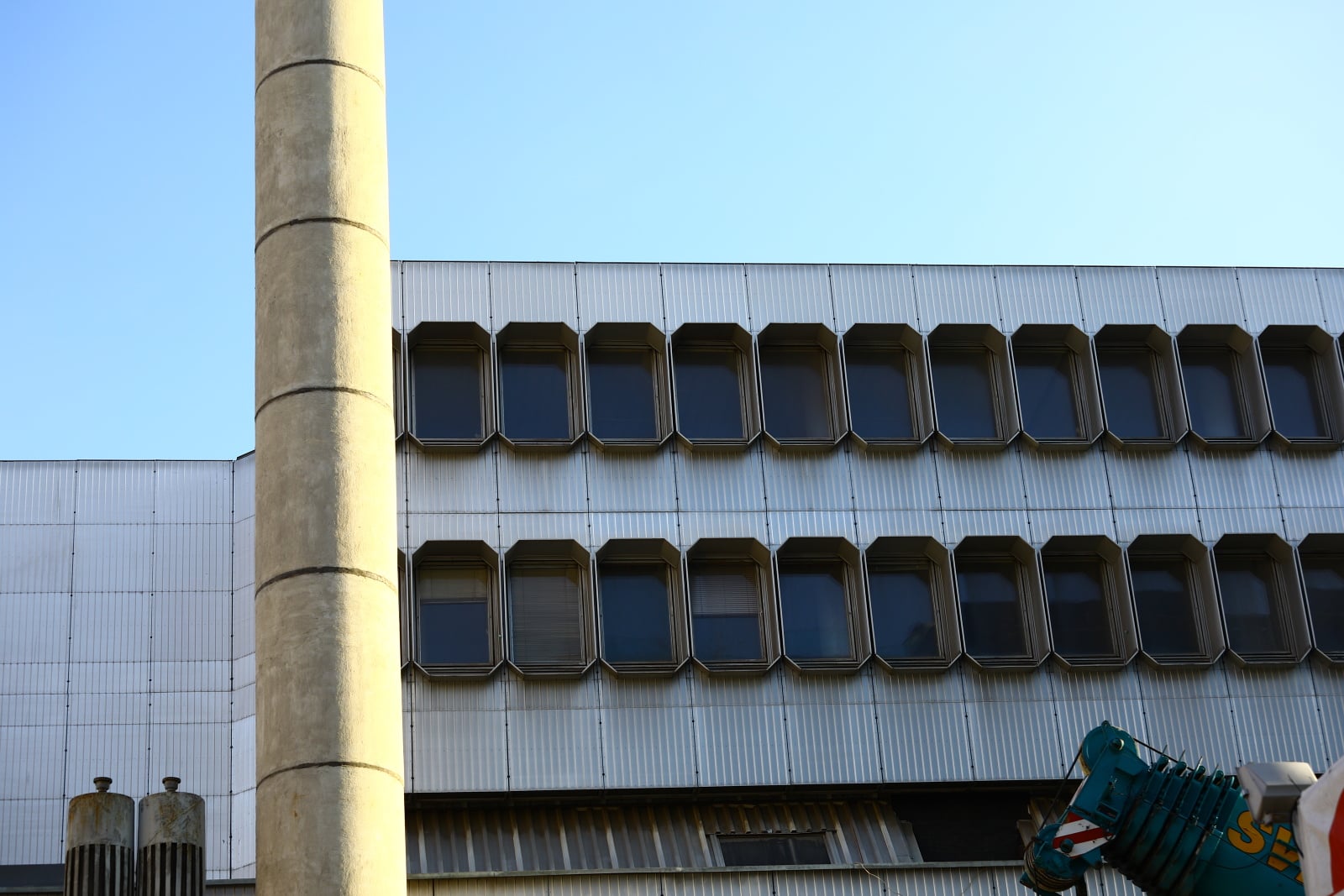 Dejvická ústředna jde pomalu k zemi