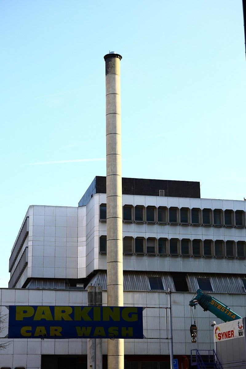 Dejvická ústředna jde pomalu k zemi