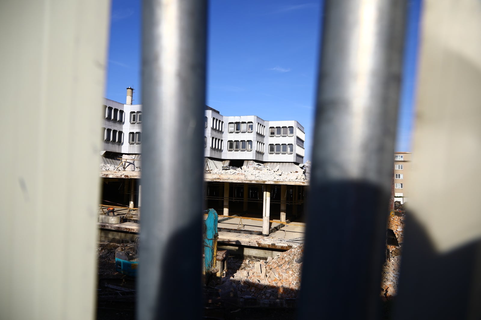 Dejvická ústředna jde pomalu k zemi