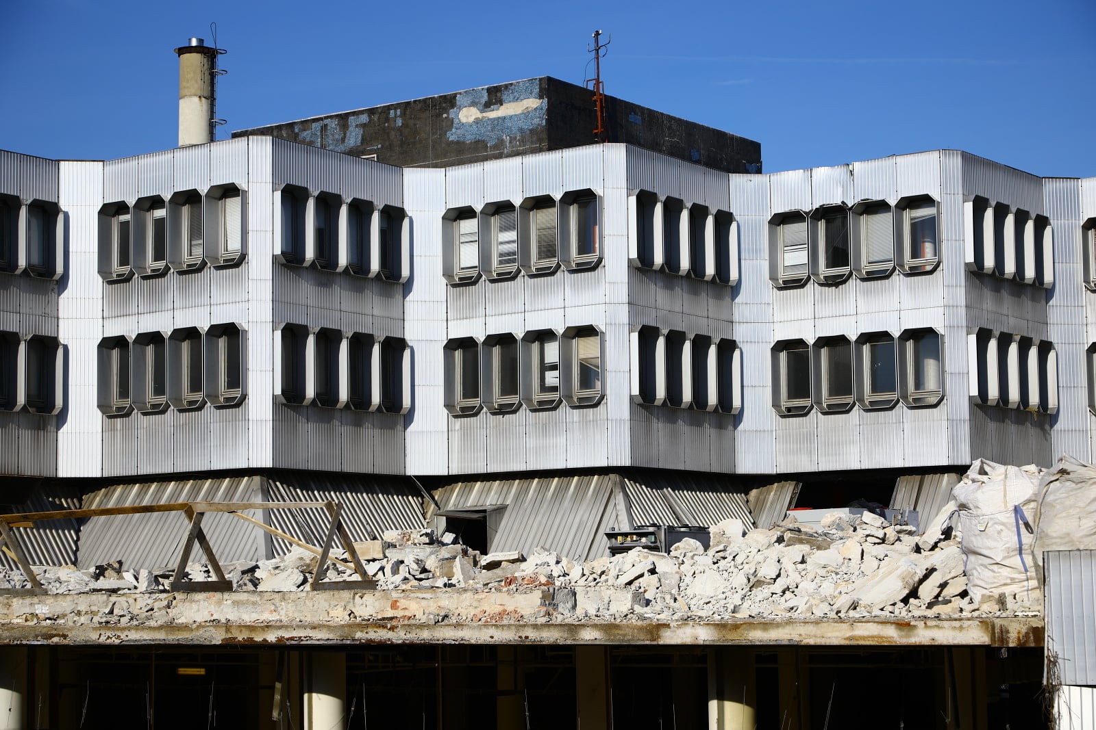 Dejvická ústředna jde pomalu k zemi