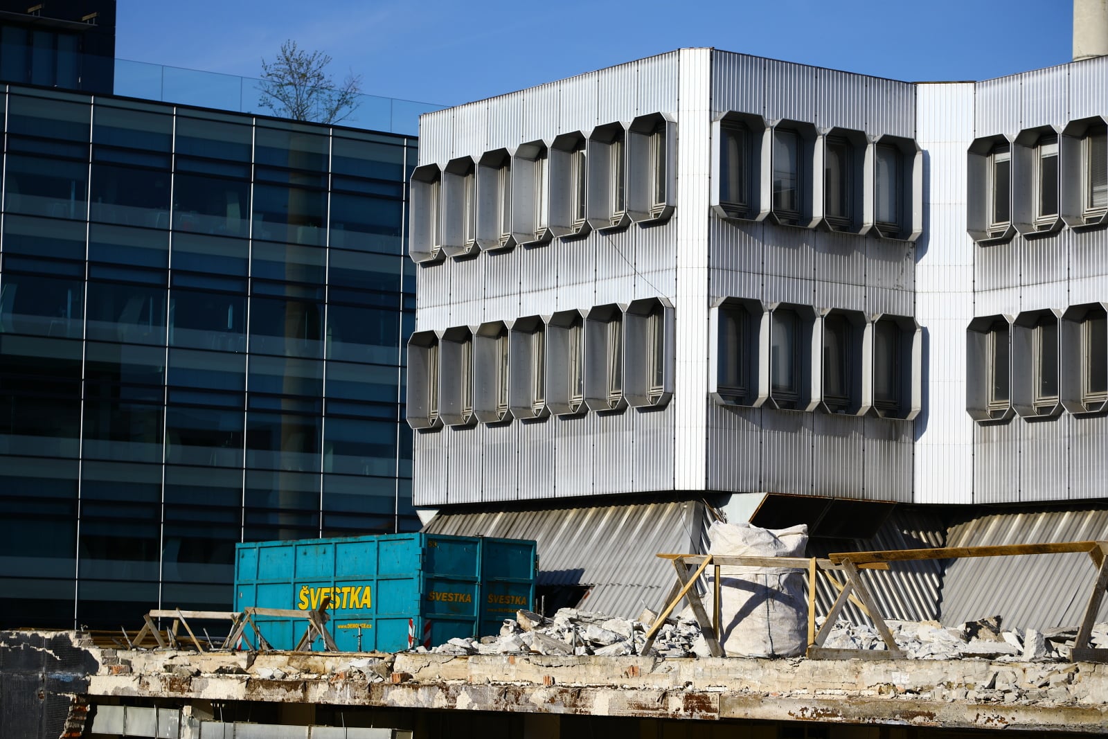 Dejvická ústředna jde pomalu k zemi